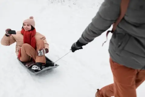 Gdzie na sanki w góry? Odkryj najlepsze stoki i bezpieczną zabawę!