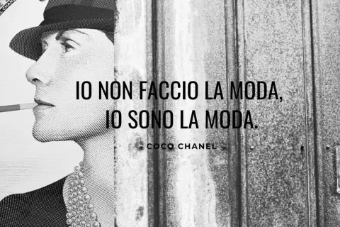 Ritratto di Coco Chanel con sigaretta, che incarna le sue celebri frasi: "Io non faccio la moda, io sono la moda.