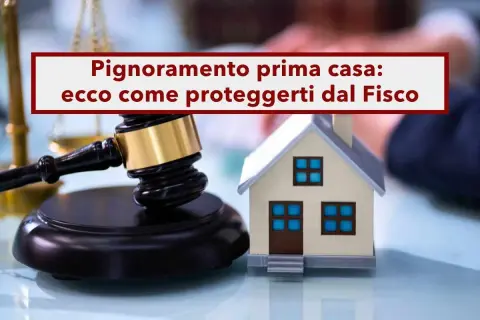 Martelletto del giudice e casa in miniatura, con testo su "Pignoramento prima casa: ecco come proteggerti dal Fisco".