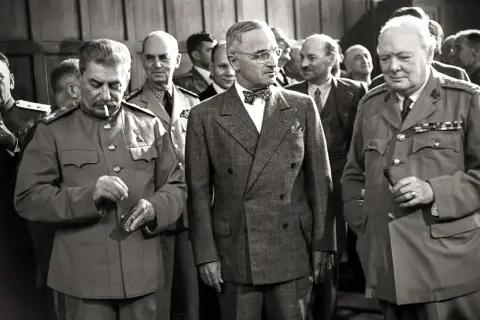 Stalin, Truman i Churchill na zdjęciu. Stalin, mimo swojego wzrostu, wydaje się dominować.