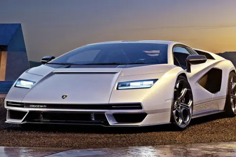 Biały Lamborghini Countach L, ikona motoryzacji, lśni w zachodzącym słońcu.