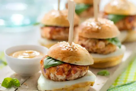Recette mini burgers poulet froid : l'apéro gourmand sans stress