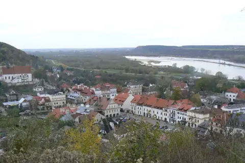 Widok na Kazimierz Dolny z lotu ptaka. Malownicze miasteczko nad Wisłą, idealne na weekend. Jak dojechać do Kazimierza Dolnego pociągiem?