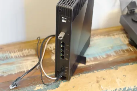 Czarny router z portami ETH i USB, podłączony do zasilania. To nasz nowy funbox 6, gotowy do pracy.