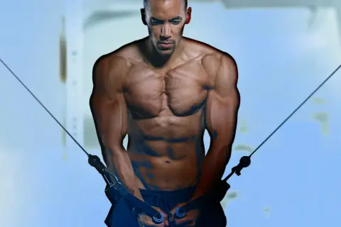 Uomo con muscoli pettorali definiti che esegue un esercizio con cavi per il petto.