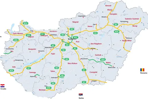 Mapa Węgier z zaznaczonymi autostradami (żółte i zielone linie) oraz nazwami miast i regionów.