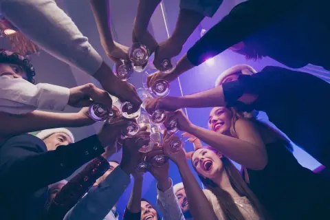 Radosny toast podczas imprezy łączącej wieczór panieński i kawalerski. Pomysły na wspólną zabawę!