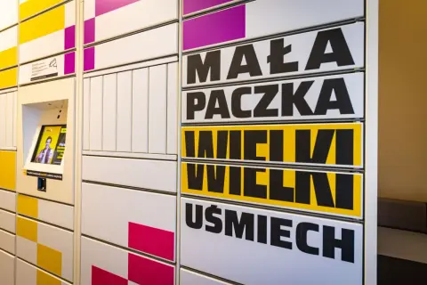 InPost Paczkomat z napisem "Mała paczka, wielki uśmiech". To miejsce, gdzie ekozwroty stają się proste i przyjemne.