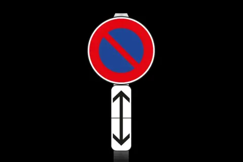 Panneau de signalisation : interdiction de stationner. Le panneau rond rouge et bleu barré d'une bande rouge indique une interdiction. Les flèches indiquent la zone concernée.