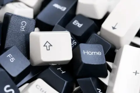 Klawisze klawiatury: Home, Strzałka w górę, Ctrl, F5. Wyobraź sobie, że to klucz do domu, a shift na klawiaturze pomoże Ci go otworzyć.