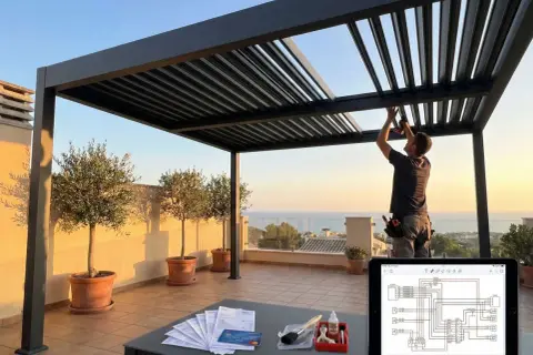 Instalación de una **pérgola bioclimática que es** un techo moderno con lamas ajustables, ideal para disfrutar del exterior.
