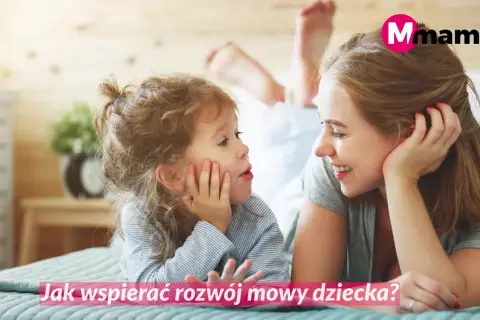 Mama rozmawia z córką, wspierając rozwój mowy. Jak wyeliminować echolalię?