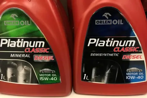 Dwa opakowania oleju silnikowego Orlen Platinum Classic. Jeden to olej mineralny 15W-40, drugi półsyntetyczny 10W-40. Jaki olej do silnika benzynowego? Sprawdź specyfikację.