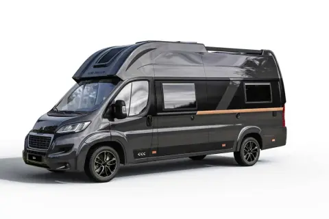 Elegancki, ciemnoszary camper dwuosobowy z podnoszonym dachem i drewnianymi akcentami. Idealny na podróże we dwoje.