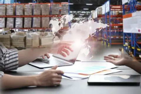 Jaka praca po studiach logistycznych? Odkryj najlepsze możliwości zatrudnienia