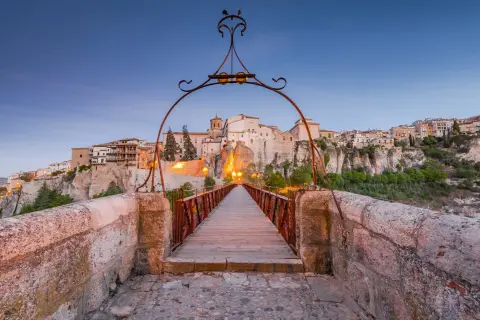 Puente de San Pablo y Casas Colgadas, un imprescindible que ver en Cuenca al atardecer.