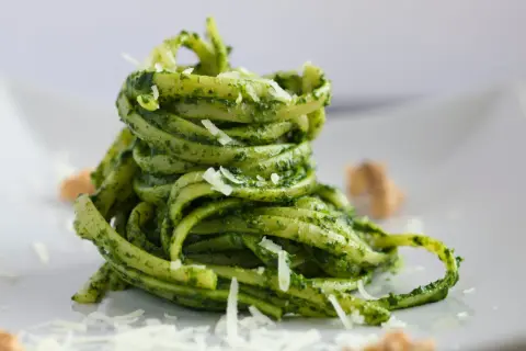 Makaron z najlepszym pesto, posypany parmezanem.