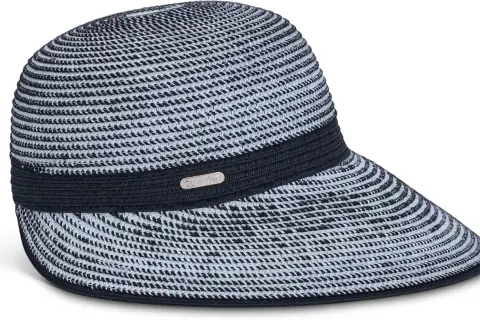 Cappello da sole Calvin Klein bianco e nero a righe, con fascia scura e logo metallico. Perfetto per le giornate estive.