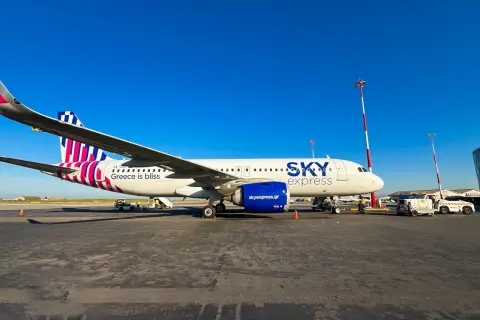 Samolot Sky Express, greckie linie lotnicze, na płycie lotniska. "Greece is bliss" głosi napis na kadłubie.