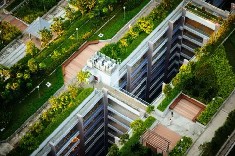 Edifici green con giardini pensili e aree verdi che si integrano con l'architettura moderna, creando un paesaggio urbano sostenibile.