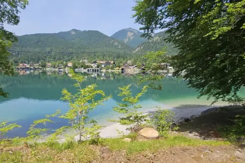 Türkisblaues Wasser, Berge und Häuser am Ufer – ein idyllisches Bild, das man als bayerische Karibik bezeichnen könnte.