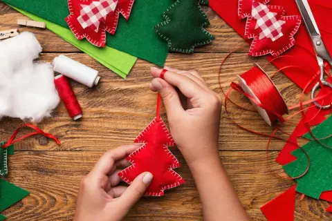 Jak zrobić ozdoby choinkowe? DIY pomysły i porady ekspertki