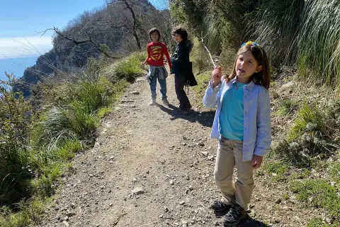 Bambini sul Sentiero degli Dei, un percorso panoramico. Chissà quanti km mancano alla fine!