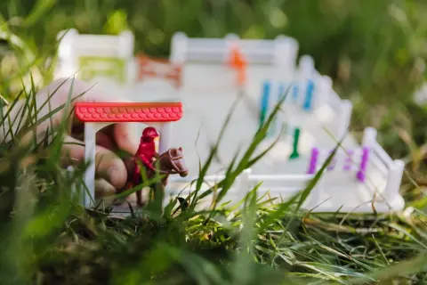Miniaturowa akademia jazdy konnej z figurką jeźdźca i konia, część smart games.