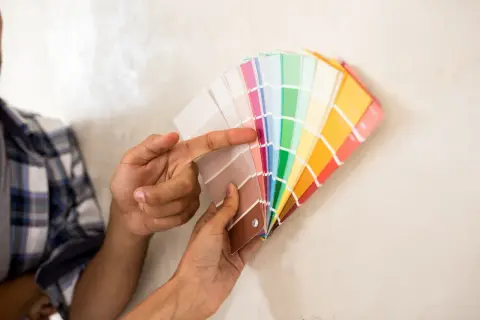 Choix de la couleur facade maison : un éventail de nuanciers s'ouvre, révélant des teintes pastel et vives pour un projet de rénovation.