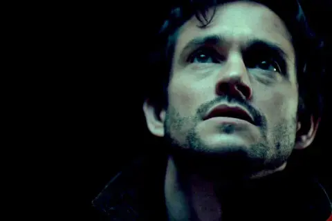 Will Graham z obsady "Hannibala" wpatrzony w niebo, zamyślony.