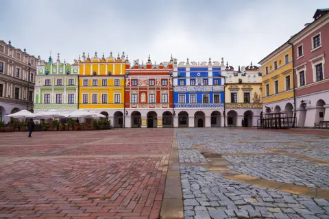 Kolorowe kamienice na Rynku Wielkim w Zamościu, tworzące malowniczy obraz tego **starego miasta w Zamościu**.