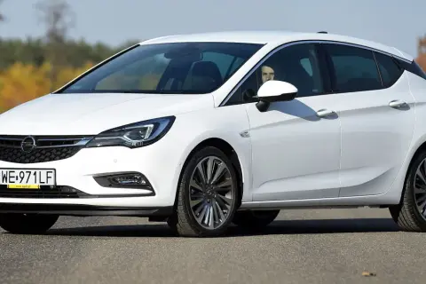 Biała Opel Astra K na drodze. Zastanawiasz się, jaki silnik wybrać do tego modelu?
