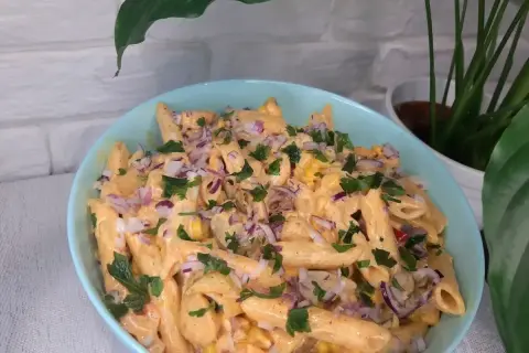 Penne z kurczakiem w sosie gyros, posypane cebulką i natką pietruszki. Pyszna sałatka gyros z makaronem, idealna na szybki obiad.