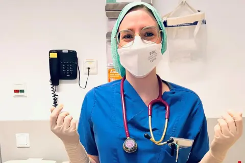 Frau mit Stethoskop und Maske, bereit für ihr Physician Assistant Studium in Hessen.