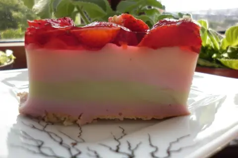 Prosty przepis na sernik na zimno z serków homogenizowanych i galaretki bez pieczenia