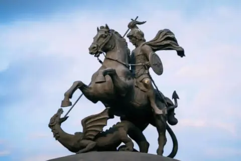 Estatua ecuestre de San Jorge matando a un dragón, un símbolo de valentía en el San Jorge día.