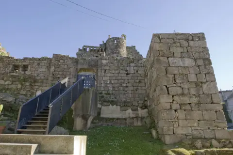 El imponente castillo de Ribadavia, con sus muros de piedra y una escalera metálica que invita a explorar su historia.