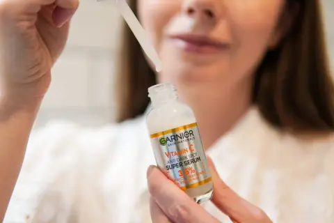 Kropla serum Garnier Vitamin C Super Serum, gotowa do aplikacji. Dowiedz się, jak stosować, by rozjaśnić przebarwienia.