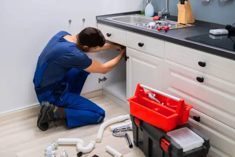 Hydraulik: Ile kosztuje? Realne ceny i porady, jak nie przepłacić