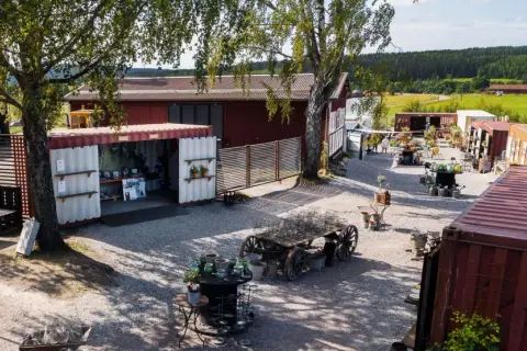 En charmig gårdsbutik i Stora Skedvi med varor utställda i containrar och på gamla vagnar.