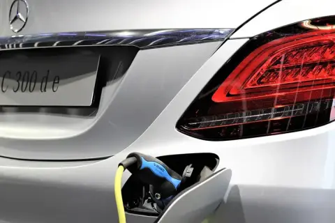 Parte posteriore di un'auto ibrida Mercedes C 300 de in carica. La manutenzione di un'auto ibrida è fondamentale.