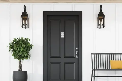 Elegancka, czarna lampa nad drzwiami wejściowymi, po bokach symetrycznie rozmieszczone, tworzą przytulną atmosferę.