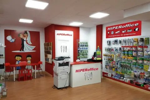 Tienda HiperOffice con productos de papelería. Un ejemplo de negocios rentables sin inversión inicial alta, ideal para emprendedores.