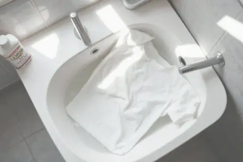 Żółta plama po wybielaczu? Usuń ją! Skuteczne metody ratunku.