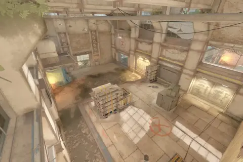 Wnętrze magazynu z widokiem z góry, gdzie gracze Counter-Strike'a mogą ukryć się w **cache CS2**.