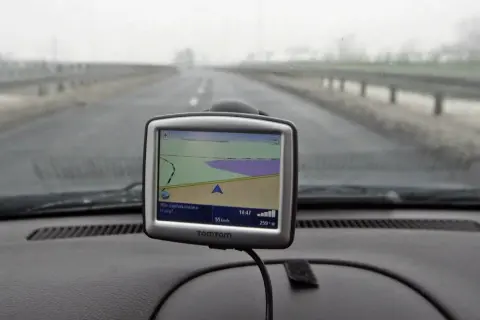 Nawigacja TomTom na desce rozdzielczej pokazuje mapę. Zastanawiasz się, jak zaktualizować mapę w nawigacji, by zawsze trafiać do celu?
