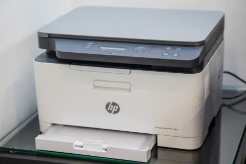 Drukarka HP Color Laser MFP 178nw. Dowiedz się, jak zmienic siec w drukarce HP, aby połączyć ją z domową siecią Wi-Fi.