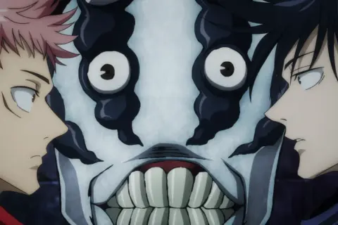 Yuji und Megumi blicken auf eine gruselige Maske. Ein Moment aus Jujutsu Kaisen, der die Spannung zeigt.