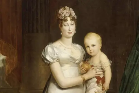 Marie-Louise d'Autriche, impératrice, tient son fils, le roi de Rome, dans ses bras. Elle porte une robe blanche et une couronne de fleurs.