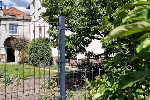 Jak podwyższyć ogrodzenie panelowe - proste sposoby na większą prywatność